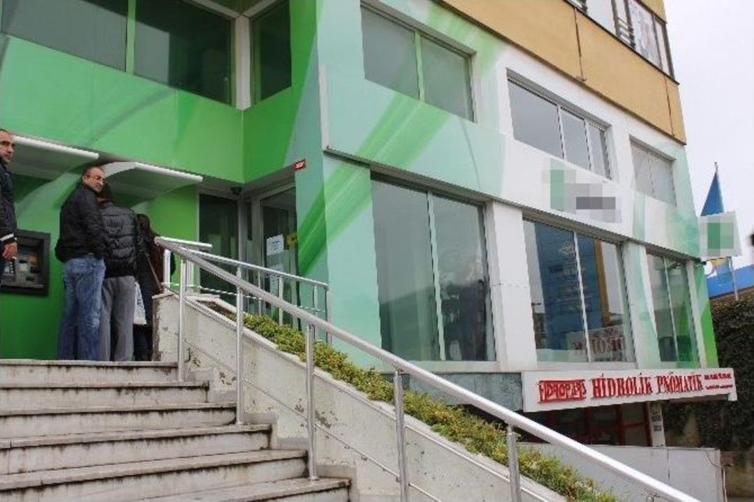 Bankanın Duvarını Delen Hırsızlar Alarm &Ccedil;alınca Ka&ccedil;tı