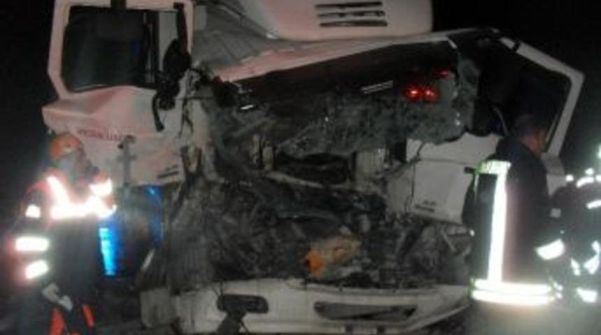 Canlı Yayın Aracı Tır&rsquo;la &Ccedil;arpıştı, 2 Yaralı