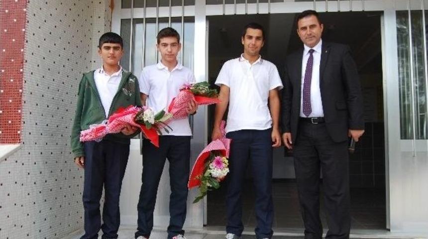 Dereceye Giren Lise &Ouml;ğrencilerine &Ccedil;i&ccedil;ek Jesti