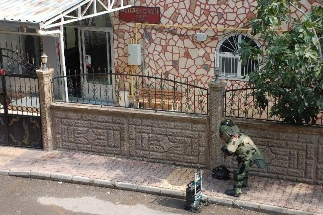 Cami Girişinde Ş&uuml;pheli &Ccedil;anta Paniği