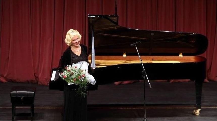 G&uuml;ls&uuml;m Onay&rsquo;dan Piyano Resitali