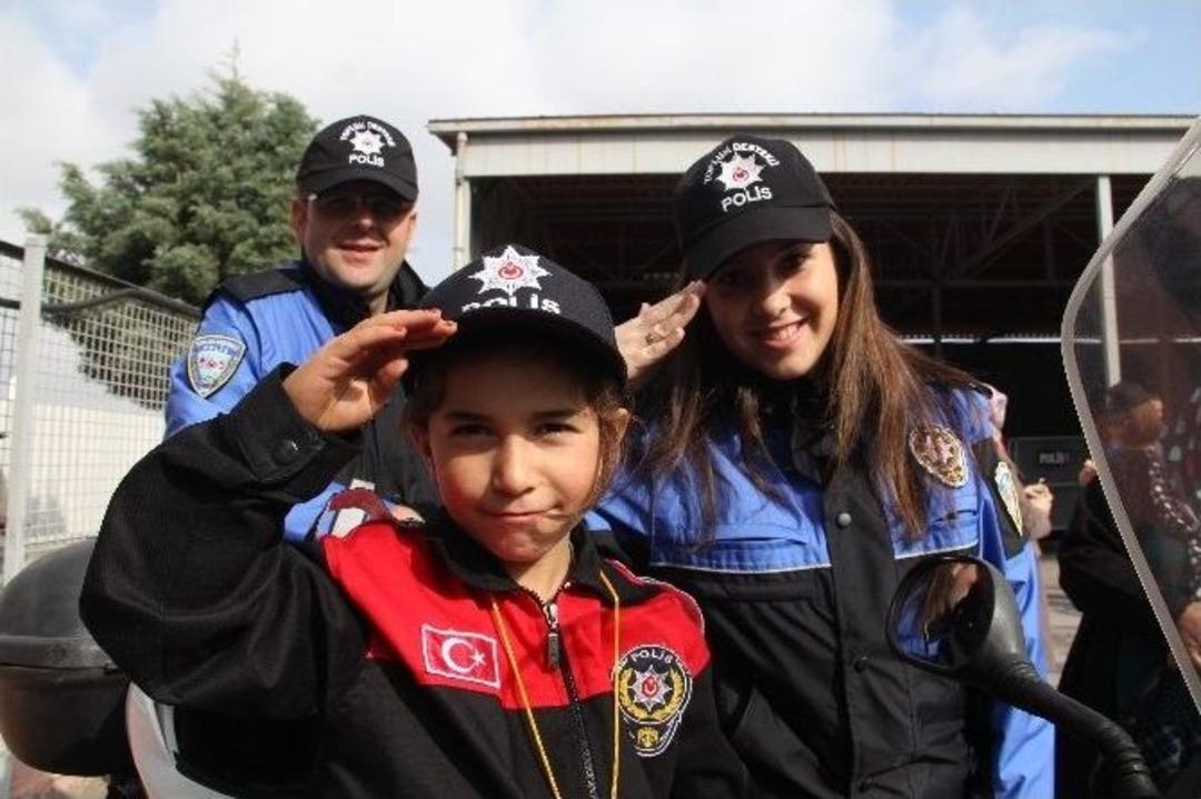 Engelleri Aşıp Bir G&uuml;nl&uuml;ğ&uuml;ne Polis Oldular
