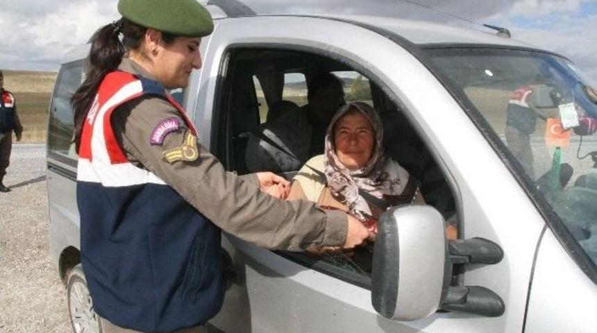Yozgat Jandarma&rsquo;dan Hediyeli Trafik Uygulaması