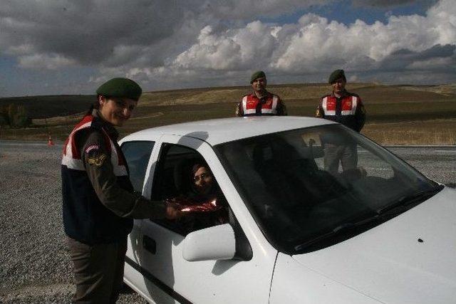 Yozgat Jandarma’dan Hediyeli Trafik Uygulaması