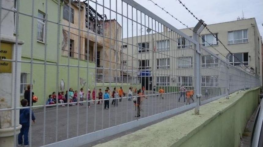 Okul Bah&ccedil;esinde &Ouml;ğrencileri Bekleyen Tehlike