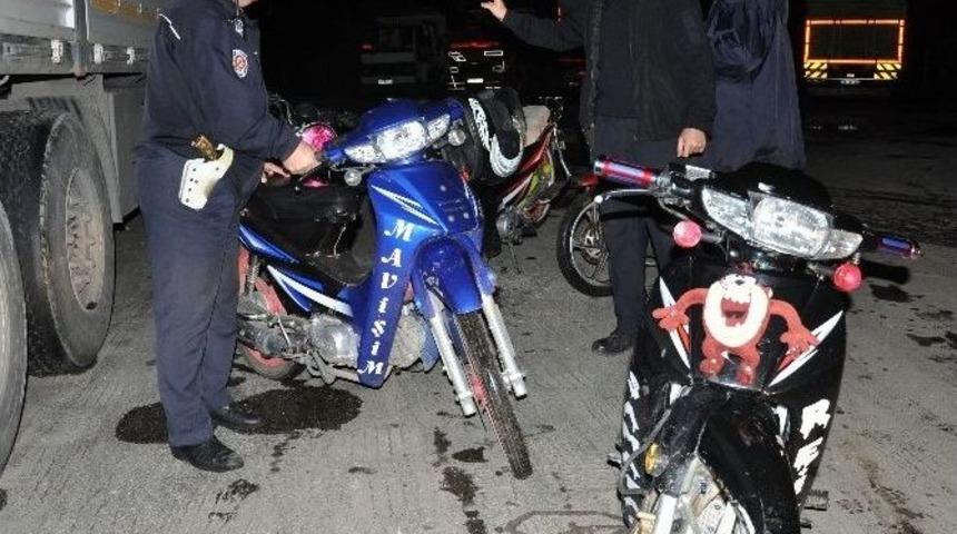 Polislerle Motosiklet S&uuml;r&uuml;c&uuml;leri Arasında Kovalamaca