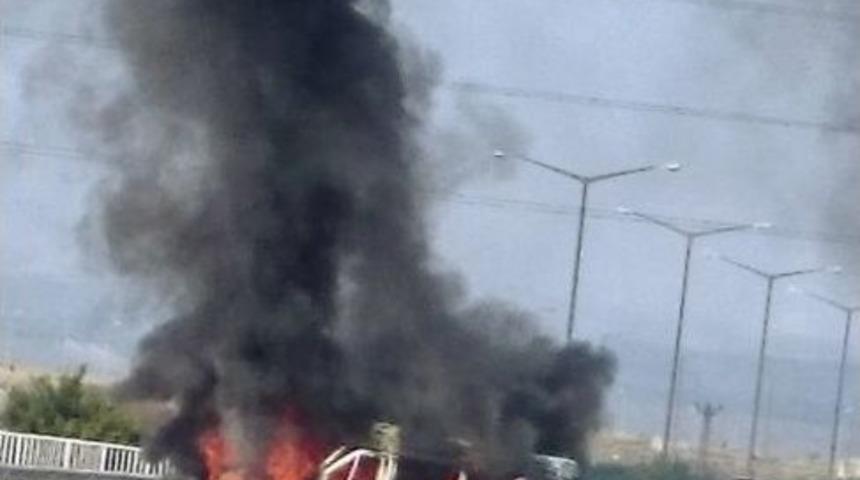 Ka&ccedil;ak Akaryakıt Y&uuml;kl&uuml; Minib&uuml;s Alev Alev Yandı