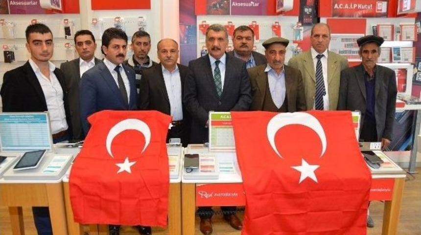 Battalgazi Belediyesi Esnaflara Türk Bayrağı Hediye Etti