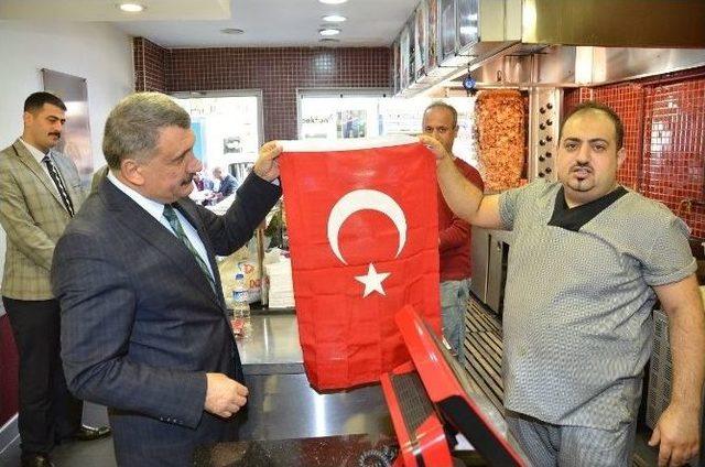 Battalgazi Belediyesi Esnaflara Türk Bayrağı Hediye Etti