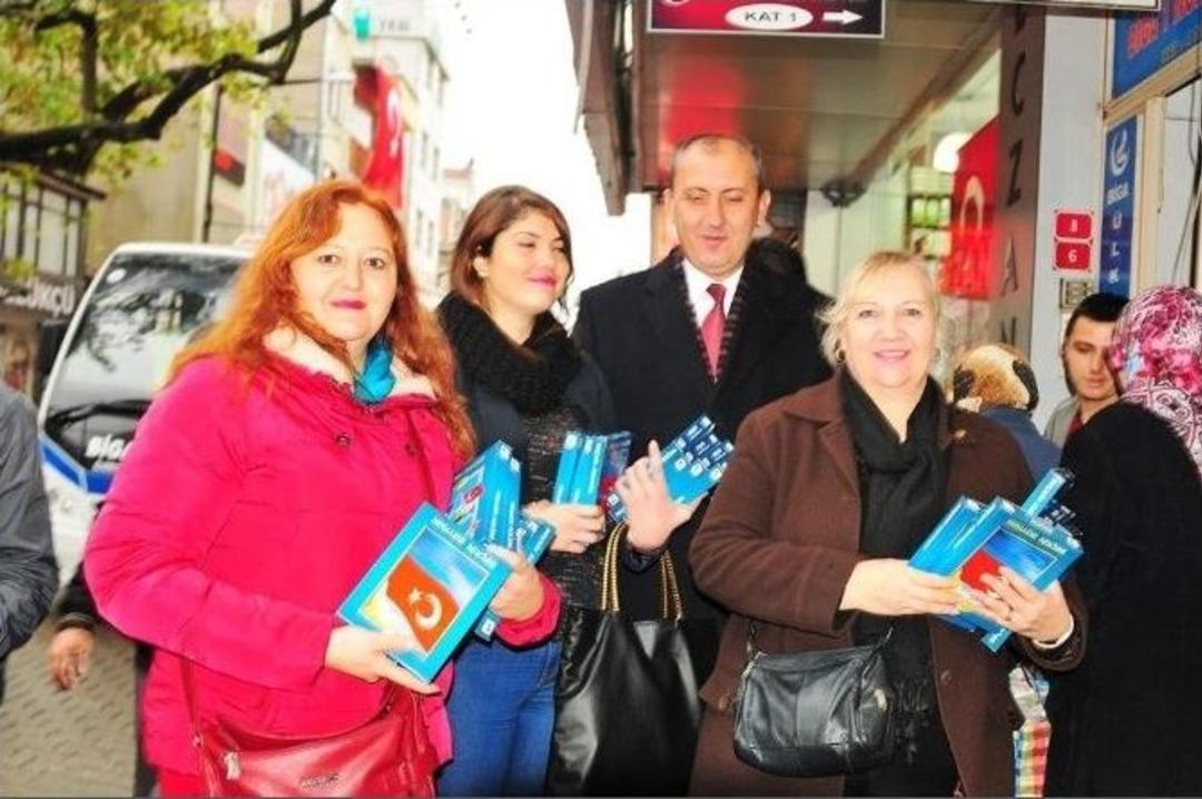 Biga Belediyesi T&uuml;rk Bayrağı Dağıttı