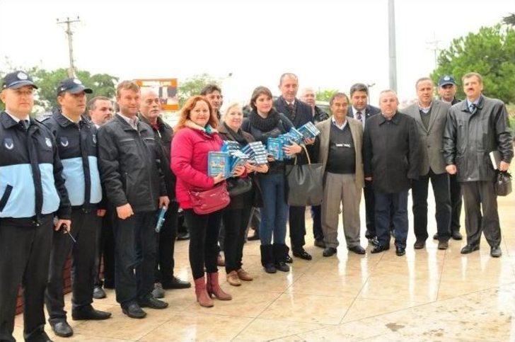 Biga Belediyesi Türk Bayrağı Dağıttı G1