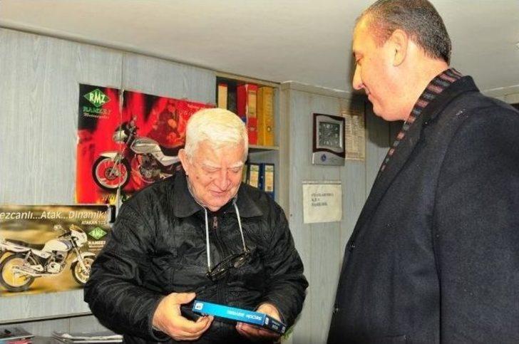 Biga Belediyesi Türk Bayrağı Dağıttı G4