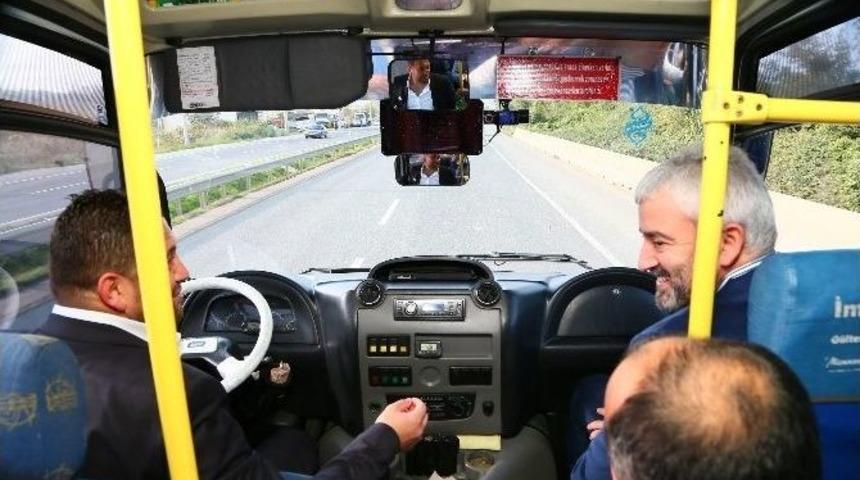 Dolmuşa Binerek Makama Gidiyor