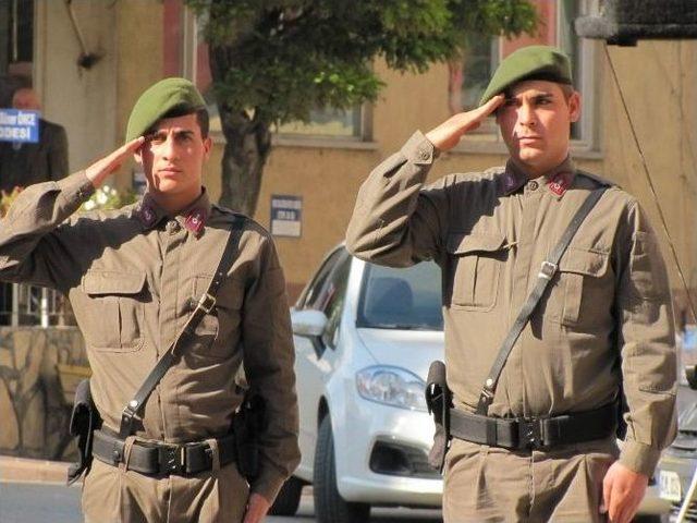 Kaymakam Ve Garnizon Komutanı Vatandaşları Çelenk Koyma Törenine Davet Etti