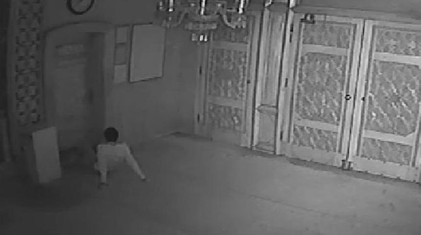 Cami Ve Okullara Giren Hırsız G&uuml;venlik Kamerasında