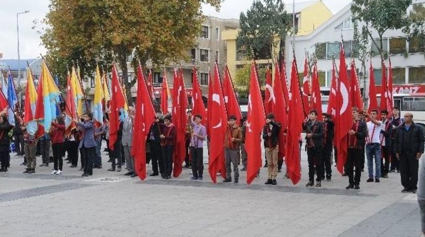 Atat&uuml;rk Anıtına &Ccedil;elenk Bırakıldı
