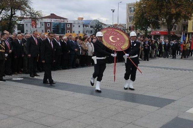 Atatürk Anıtına Çelenk Bırakıldı