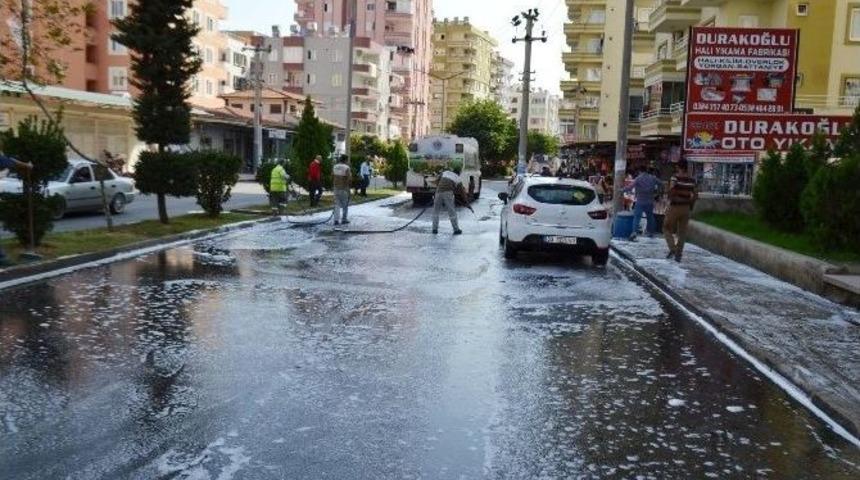 Mezitli Caddeleri Parf&uuml;ml&uuml; Sabunla Yıkanıyor