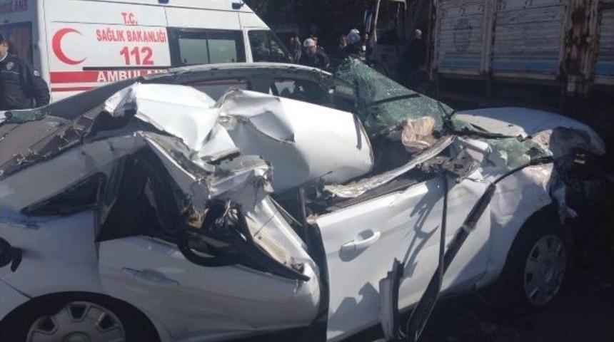 Resmi Plakalı Tankere Otomobil Arkadan &Ccedil;arptı, 1 Yaralı