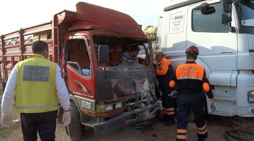 Tır İle Komyenet &Ccedil;arpıştı: 1 Yaralı