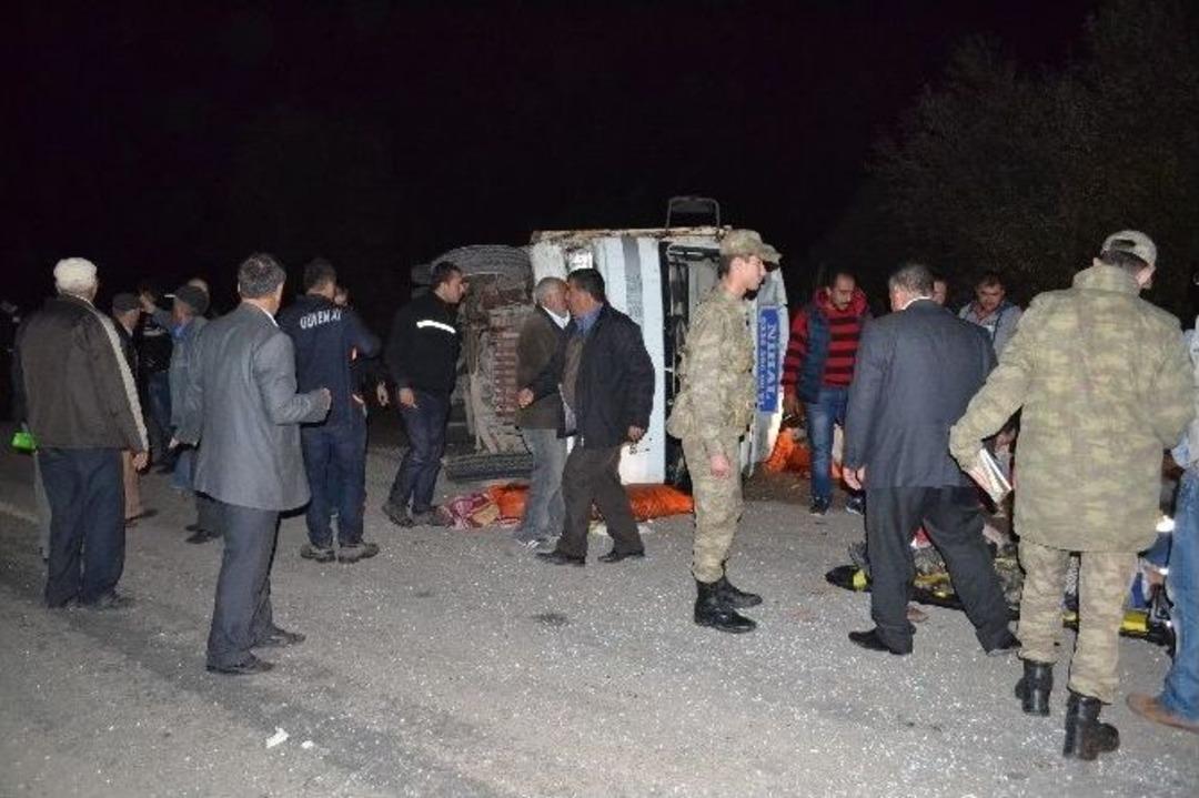 Otomobil İle Kamyonet &Ccedil;arpıştı: 4 Yaralı