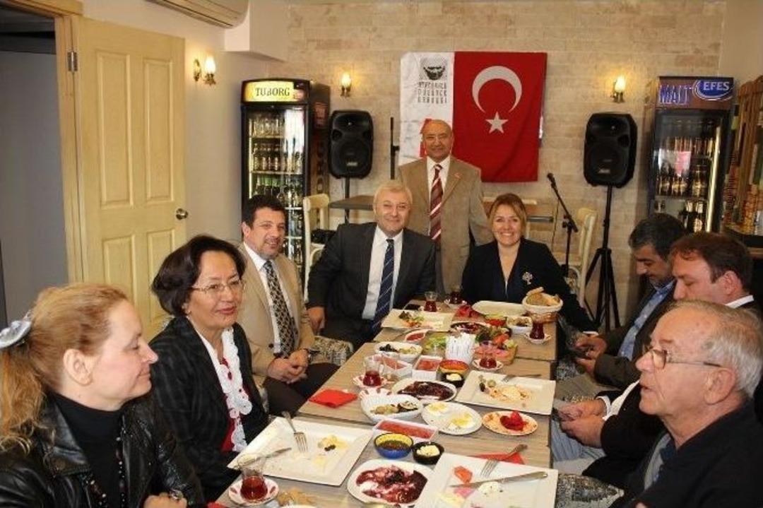 Urla, Gazeteci Tuncay &Ouml;zkan&rsquo;ı Ağırladı