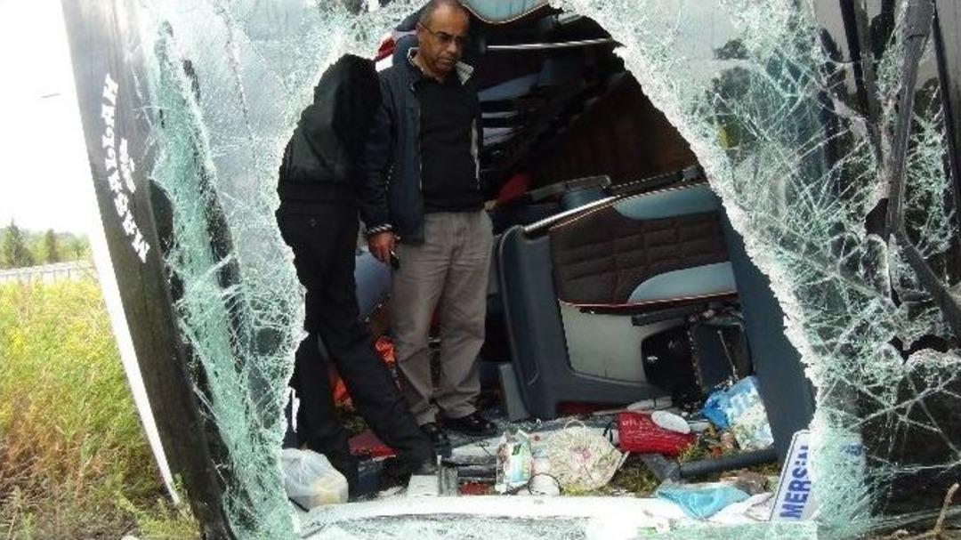 Yolcu Otob&uuml;s&uuml; Devrildi: 6&rsquo;sı Suriyeli 20 Kişi Yaralandı