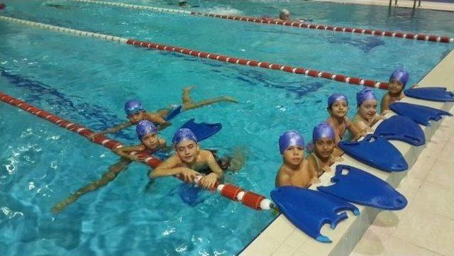 Yunusemre Belediyesi Geleceğin Yüzücülerini Yetiştiriyor