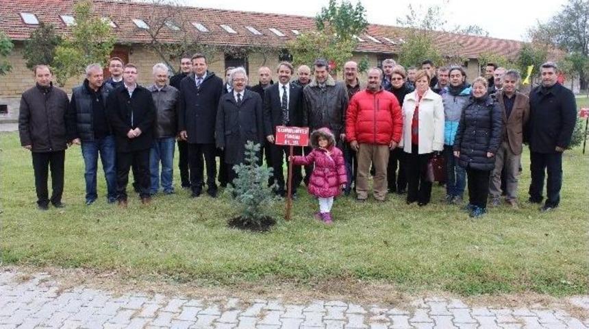 T&uuml;&rsquo;de Cumhuriyet Fidanı Geleneği Bozulmadı