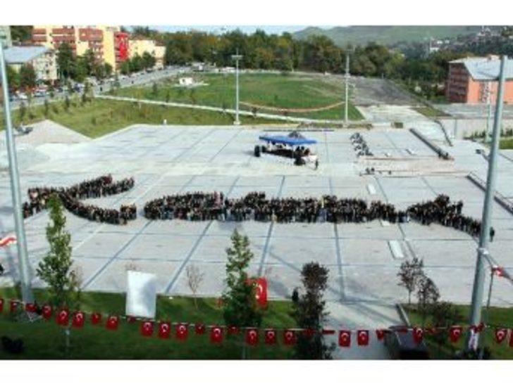 Karabük’te 500 Kişi Atatürk’ün İmzasını Oluşturdu