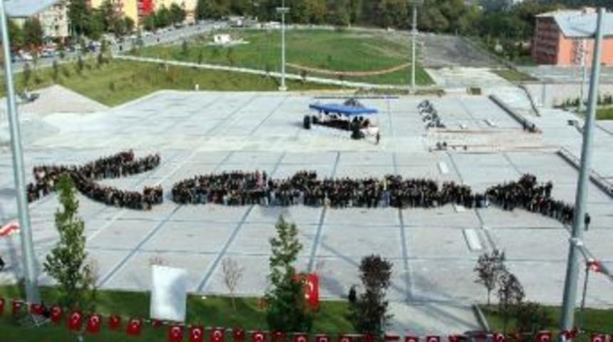 Karab&uuml;k&rsquo;te 500 Kişi Atat&uuml;rk&rsquo;&uuml;n İmzasını Oluşturdu