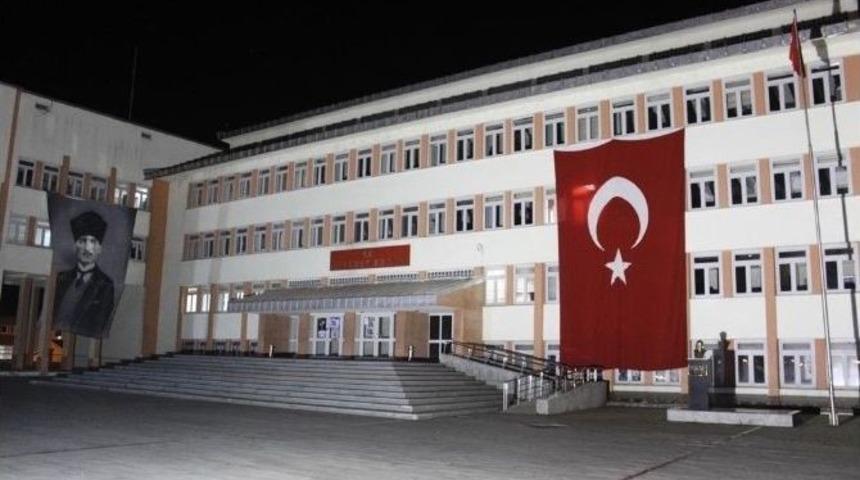 Ağrı Valiliği Caddeleri T&uuml;rk Bayraklarıyla S&uuml;sledi