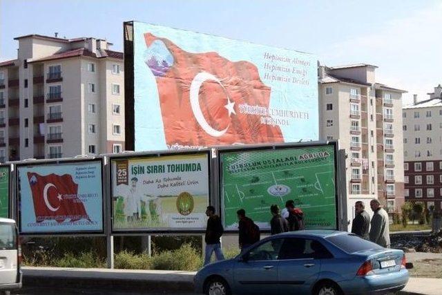Ağrı Valiliği Caddeleri Türk Bayraklarıyla Süsledi