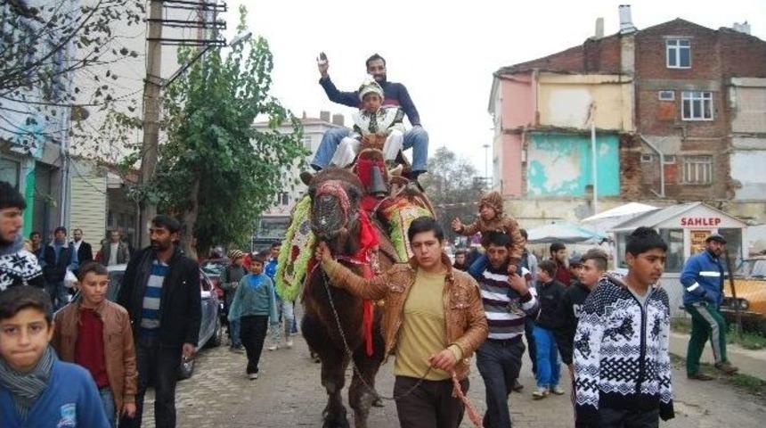 S&uuml;nnet &Ccedil;ocuğu Ve Babasını Deve &Uuml;st&uuml;nde Taşıdılar