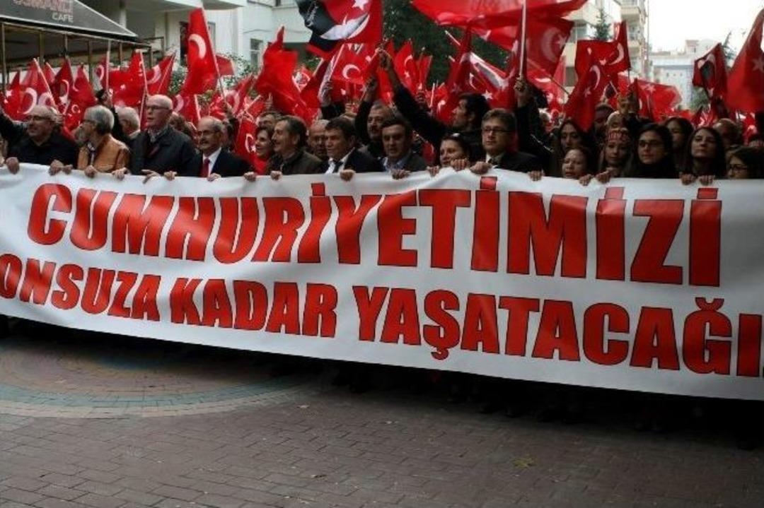 Eskişehir&rsquo;de Binlerce Kişinin Katılımıyla 29 Ekim Y&uuml;r&uuml;y&uuml;ş&uuml; Yapıldı