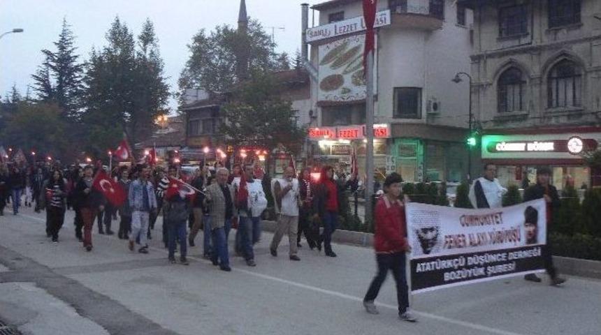 Boz&uuml;y&uuml;k&rsquo;te 29 Ekim Fener Alayı