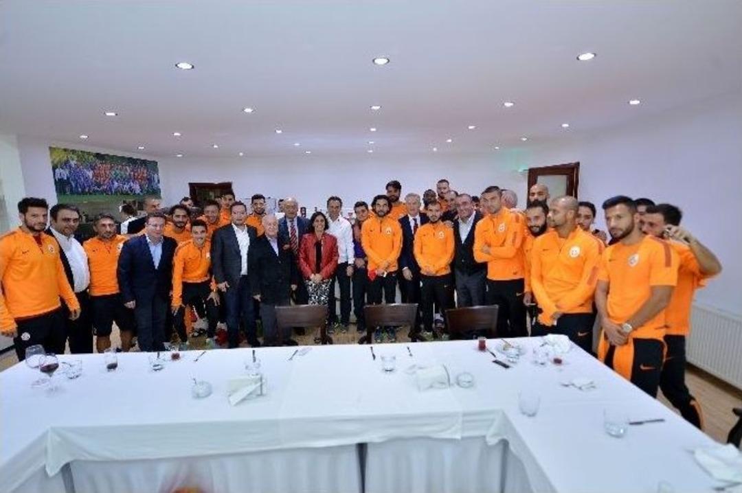 Başkan Yarsuvat&rsquo;tan Takıma Moral Ziyareti