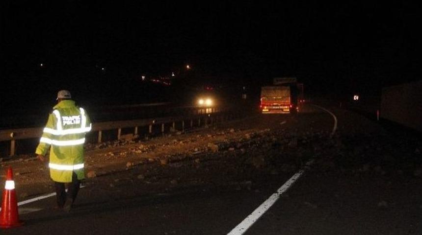 Karab&uuml;k-ankara Karayolunda Heyelan