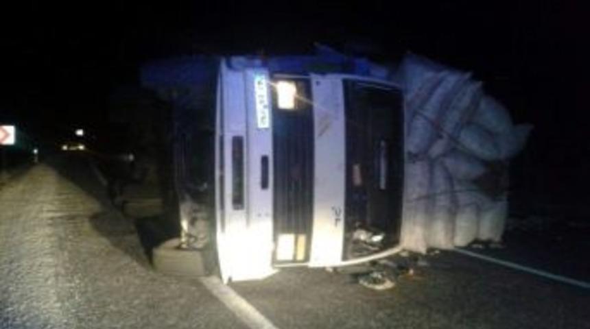 Pamuk Y&uuml;kl&uuml; Kamyon Devrildi: 3 Yaralı