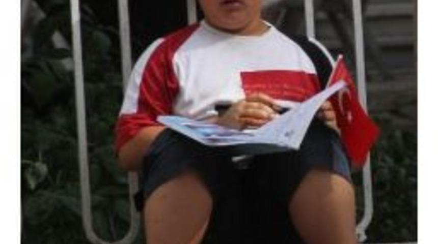 Bayram D&ouml;n&uuml;ş&uuml; Kaldırımda Ders &Ccedil;alışan &Ccedil;ocuğun Dramı