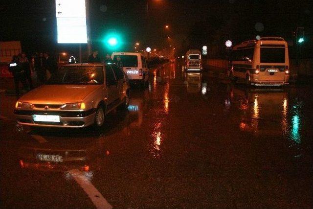 Kırmızı Işıkta Geçen Minibüs Kazaya Neden Oldu: 1 Yaralı