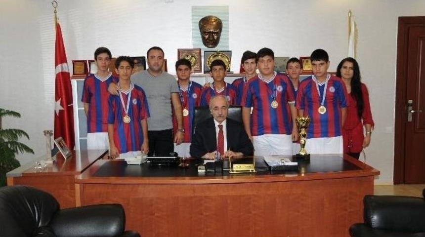 Engelli Sporcular Kupa Sevincini Başkan Gen&ccedil; İle Paylaştı