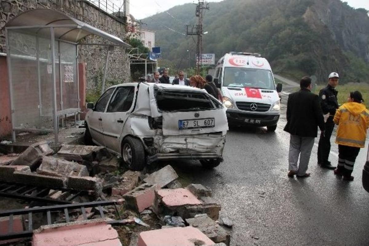 Otomobil Otob&uuml;s Durağına Daldı: 2 Yaralı