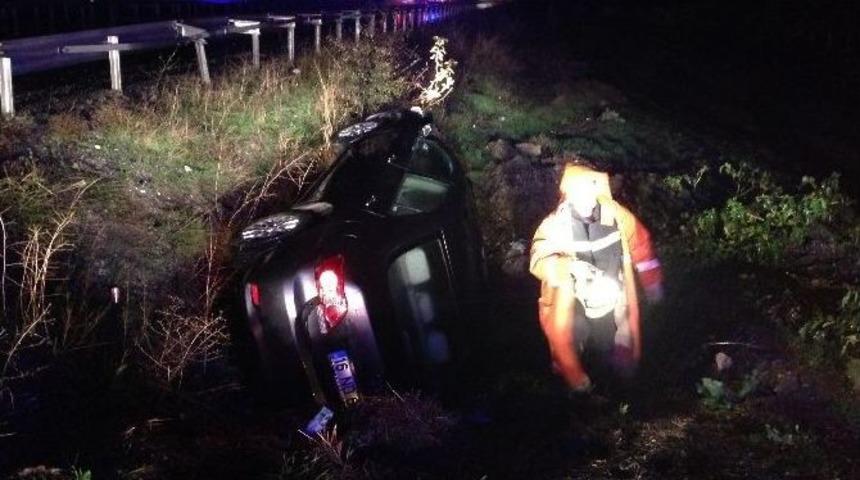 Boz&uuml;y&uuml;k&rsquo;te Otomobil Devrildi, 3 Yaralı