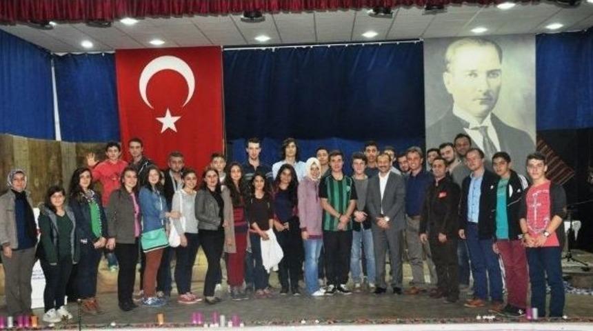 Gen&ccedil;lik Merkezi Cumhuriyet Bayramı Kutladı