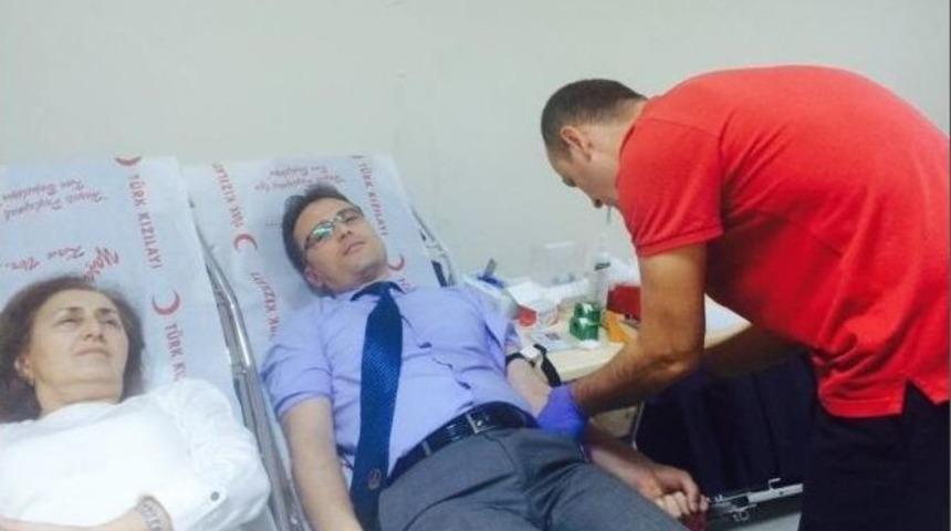 D&uuml;zce Namık Kemal İlkokulu &Ouml;ğretmen Ve Velileri Kan Verdi