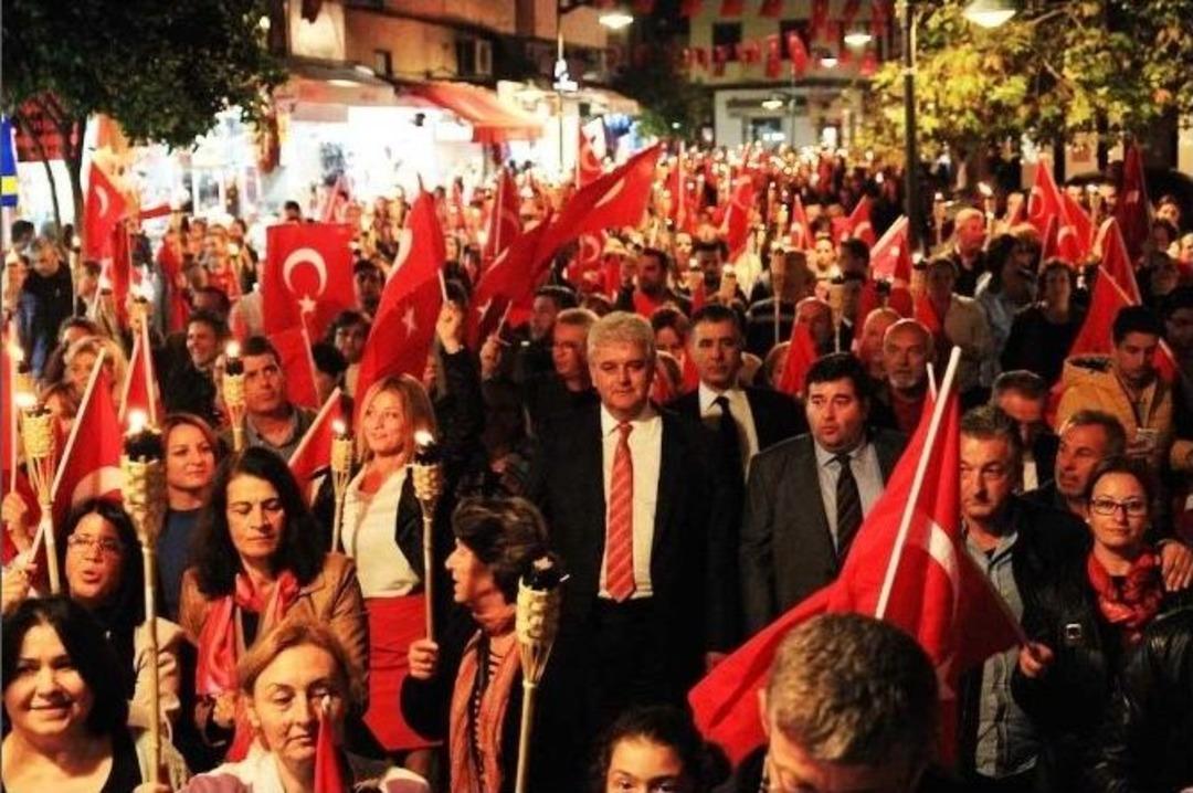 &Ccedil;eşme Sokakları "cumhuriyet Ateşi" İle Aydınlandı