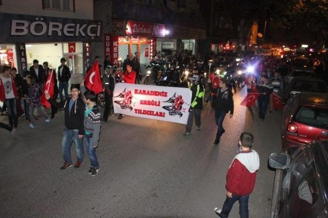 Ereğli&rsquo;de Onbinlerce Kişi Cumhuriyet İ&ccedil;in Y&uuml;r&uuml;d&uuml;