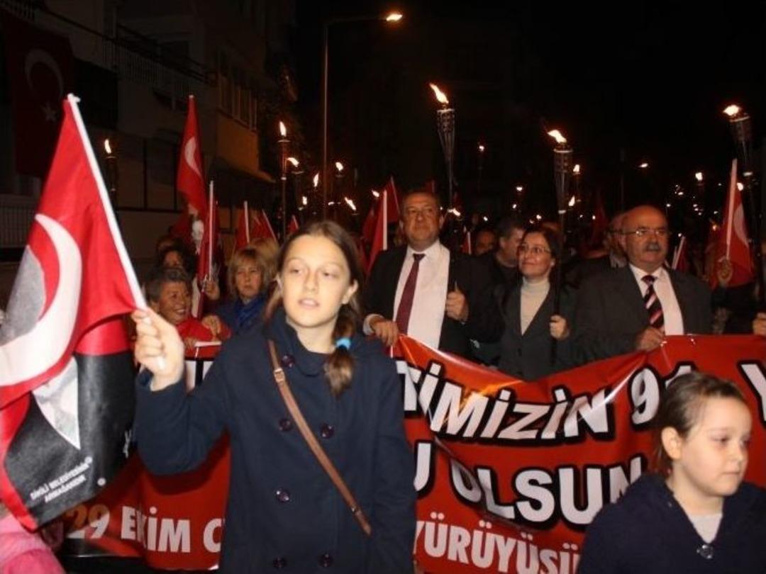 Dikili Halkı Cumhuriyet İ&ccedil;in Alandaydı