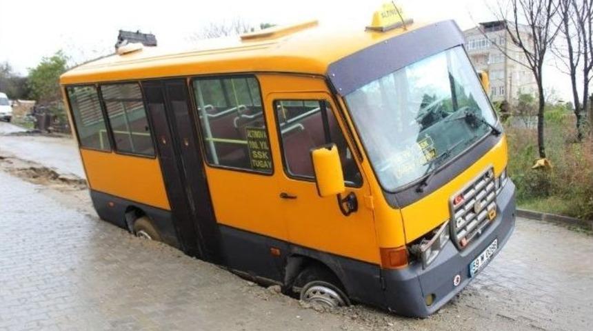Yağmurun Yardığı Yoldaki Çukura Minibüs Düştü